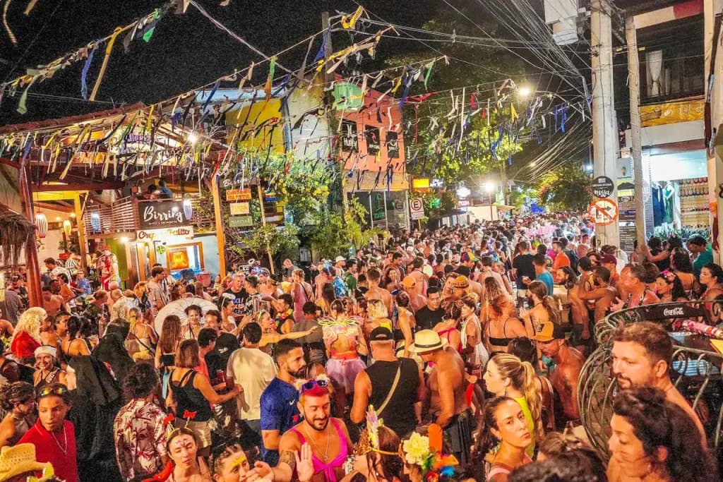 Carnaval de Pipa · Chapadão sunset · international crowd