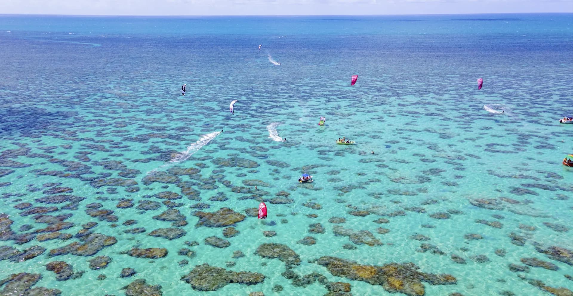 Kitesurfistas nos Parrachos de Maracajaú